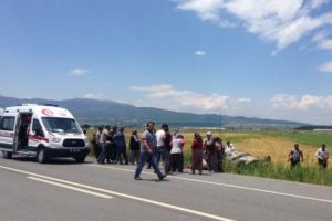 Otomobil tarlaya u&ccedil;tu: 1 &ouml;l&uuml;, 5 yaralı