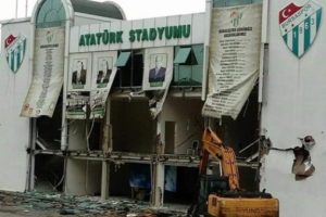 Bursa'da s&ouml;z yine unutuldu: Son kalan trib&uuml;n de yıkıldı