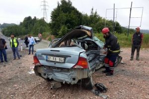 Jandarma aracı otomobille &ccedil;arpıştı: 1 &ouml;l&uuml;, 2 yaralı