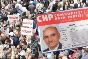 CHP y&uuml;r&uuml;y&uuml;ş&uuml;nde kalp krizi ge&ccedil;iren vatandaş kurtarılamadı