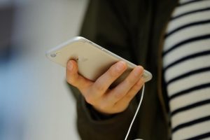 Gen&ccedil;ler cep telefonunu 'arkadaş' olarak g&ouml;r&uuml;yor