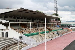 Bursa Atat&uuml;rk Stadyumu'nun kapalı trib&uuml;n&uuml; de yıkılıyor