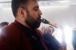 Pilot ve hostesleri kıramadı! U&ccedil;akta konser verdi