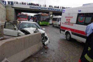 Alkoll&uuml; s&uuml;r&uuml;c&uuml; beton bariyere &ccedil;arptı: 4 yaralı