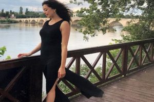 Azra Akın sevgilisinin memleketinden &ccedil;ıkmıyor