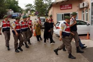 Firari FET&Ouml;'c&uuml;lerin eşleri Yunanistan'a ka&ccedil;arken yakalandı
