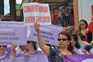 Cumhuriyet Kadınları'ndan askerler i&ccedil;in eylem