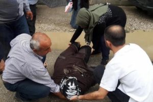 Motosikletin &ccedil;arptığı kadın yaralandı