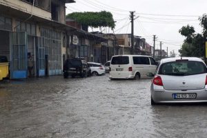 Sakarya'da yağmur su baskınlarına yol a&ccedil;tı