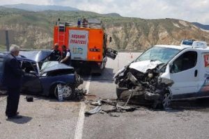 Otomobil ile hafif ticari ara&ccedil; &ccedil;arpıştı: 1 &ouml;l&uuml;, 1 yaralı
