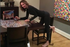 Demet Şener'in 'puzzle' pozuna yorum yağmuru!