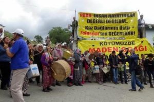 Davullu-tenekeli protesto &Ccedil;ED toplantısını iptal ettirdi