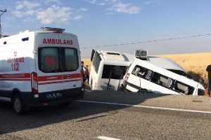 Diyarbakır'da polis midib&uuml;s&uuml; ile sivil ara&ccedil; &ccedil;arpıştı