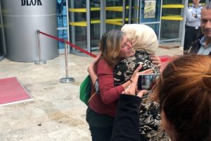 Kırmızı fularlı ter&ouml;ristin  anne ve babası serbest bırakıldı