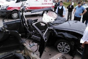 Otomobil, otob&uuml;s&uuml;n&uuml;n altına girdi: 1 &ouml;l&uuml;