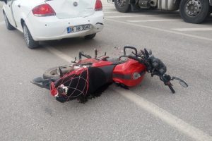 Otomobille çarpışan motosikletli yaralandı