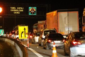 Bolu Dağı'nda trafik &ccedil;ilesi isyan ettirdi
