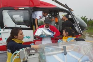 Ambulans helikopter yeni doğan bebek i&ccedil;in havalandı