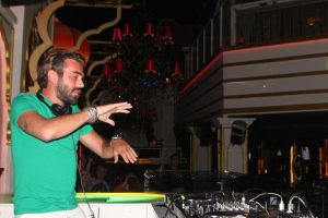 Kemal Doğulu &ccedil;aldı, turistler coştu