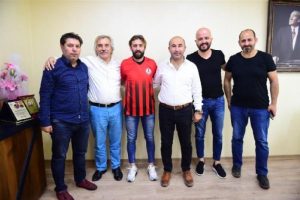 Orhangazi Belediyespor Kadir Gezer'le imzaladı