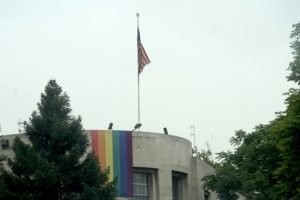 ABD Ankara B&uuml;y&uuml;kel&ccedil;iliğine LGBT bayrağı asıldı