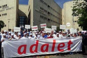 CHP Bursa Adalet Sarayı &ouml;n&uuml;nden 'Adalet Y&uuml;r&uuml;y&uuml;ş&uuml;' başlattı