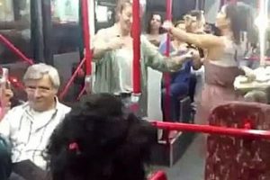 İzmir'de en eğlenceli otob&uuml;s yolculuğu
