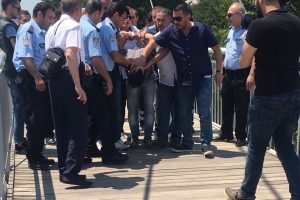 Bursa'da polis intihar etmek isteyen genci k&ouml;pr&uuml;n&uuml;n demirlerine kelep&ccedil;eledi