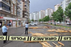 Fırtınada u&ccedil;an &ccedil;atılar ara&ccedil;lara zarar verdi