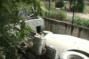Kendini ara&ccedil;tan aşağı attı, 300 metre kontrols&uuml;z gitti
