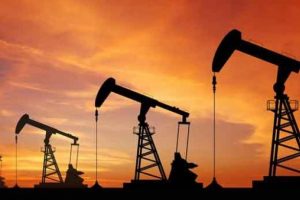 'OPEC &uuml;retimde daha fazla kesintiye gitmeyi değerlendiriyor'