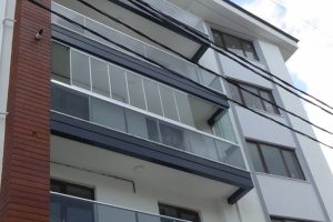 Elektrik teline takılan metal levhalardan &ccedil;arpıldı