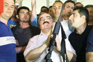 Vali Coş'u o poz da kurtaramadı!