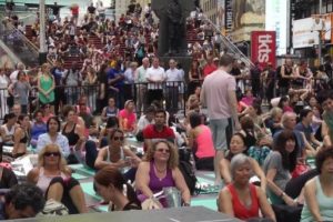Times Meydanı'nda yoga zamanı