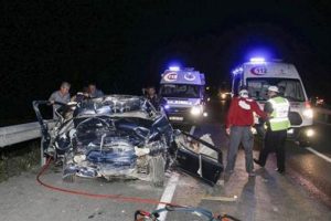 Feci kazada TIR ile otomobil &ccedil;arpıştı! Hamile kadın ve 2 &ccedil;ocuk &ouml;ld&uuml;