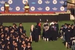 Boğazi&ccedil;i &Uuml;niversitesi mezuniyet t&ouml;reninde rekt&ouml;re protesto