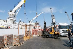 Katar'a gemiyle ilk gıda sevkiyatı başladı