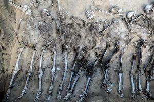 Toplu mezar keşfedildi! &Ccedil;ığlık atan Rus askerleri şaşırttı