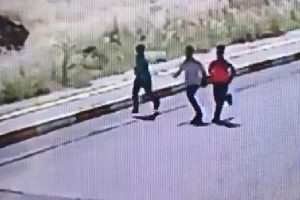 Elektro şoklu gasp &ccedil;etesinin altından &ccedil;ocuklar &ccedil;ıktı