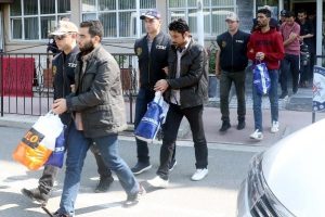DEAŞ iddiasıyla g&ouml;zaltına alınan 11 Iraklı adliyeye sevk edildi