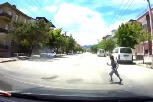 Otomobilin &ccedil;ocuğa &ccedil;arpma anı kamerada!