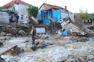 Felaketten kurtulamayan k&ouml;yl&uuml;lerden 'meyhane' iddiası