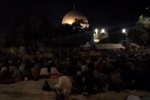 300 bin Filistinli Mescid-i Aksa'daydı