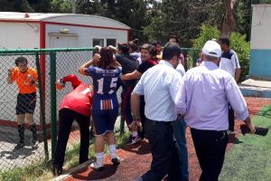Kadın futbolcular hakemi kovaladı
