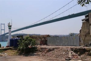Boğazda tartışma yaratan g&ouml;r&uuml;nt&uuml;! Yıkıldı, enkazı kaldı