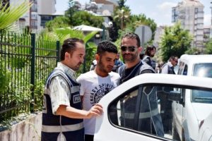 Ayaklarında elektronik kelep&ccedil;eyle hırsızlık yaptılar