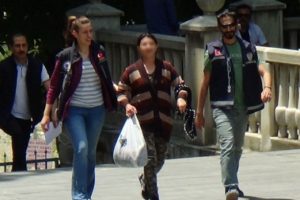 İki &ccedil;ocuk annesi uyuşturucu satarken su&ccedil;&uuml;st&uuml; yakalandı
