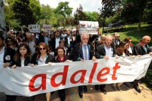 Avukatlardan adalet n&ouml;betine destek y&uuml;r&uuml;y&uuml;ş&uuml;