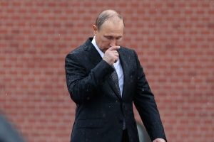 Putin &ccedil;elenk koyarken sırılsıklam oldu!