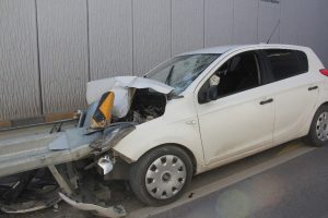 Otomobil demir bariyere saplandı!